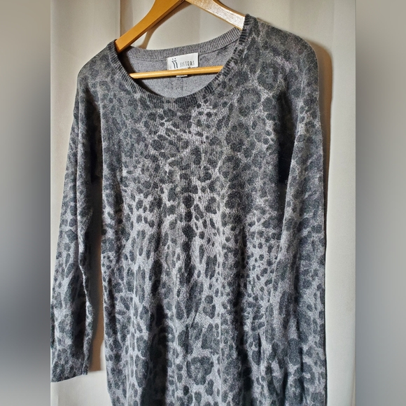 Sisters Sweater - Picture 2 of 5